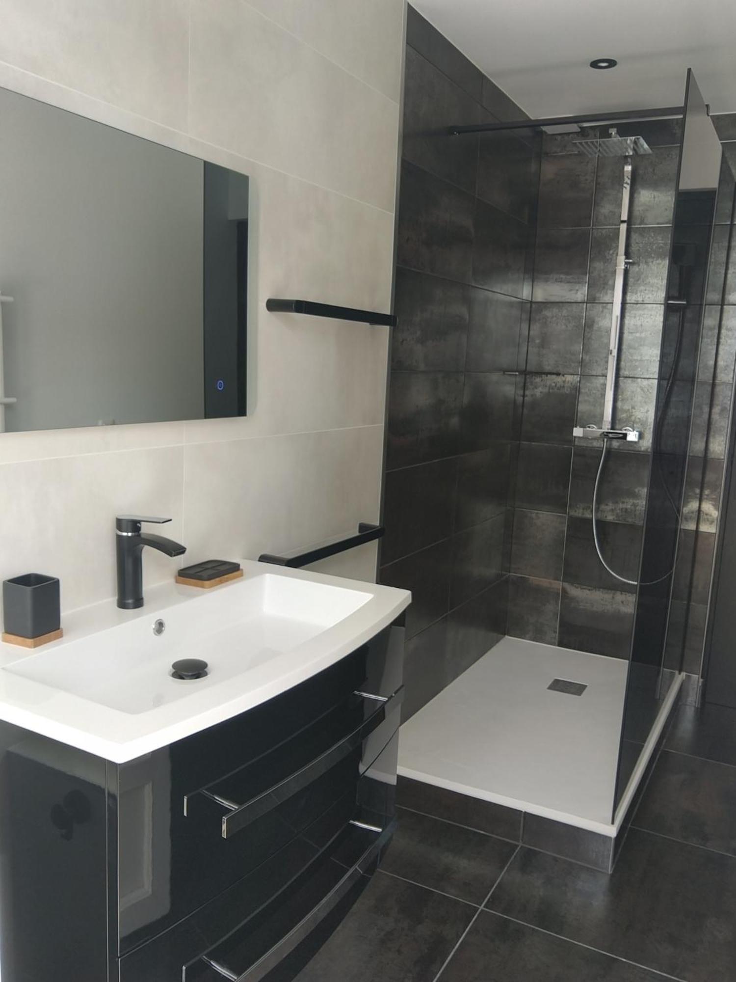 T2 Centre-ville, Tout Equipe, 1 Chambre, 1 A 5 Pers, Climatisation, Balcons, Parking Lorient
